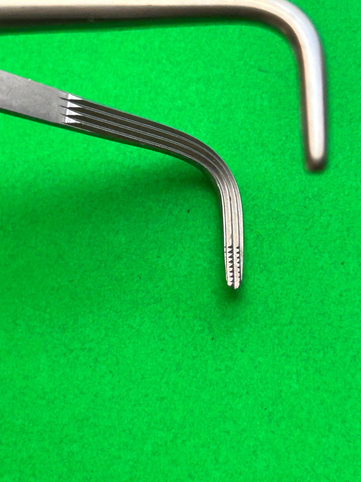 V. Mueller NL3530 Hemostatic Forceps Curved 7 1/4"