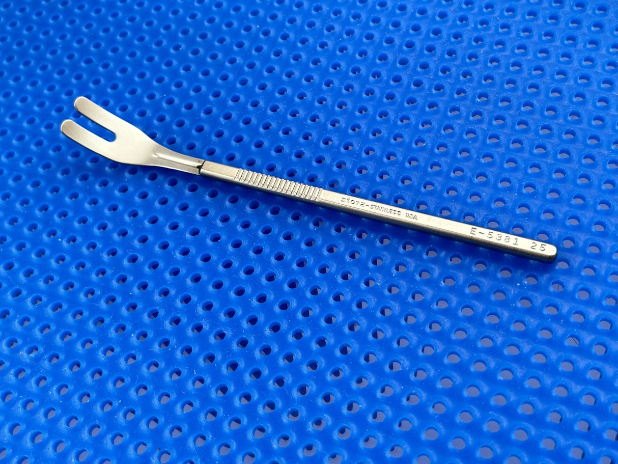Karl STORZ Surgical E5381 25 Schepens Forked Retractor, 12mm x 40mm blade, 5.5"