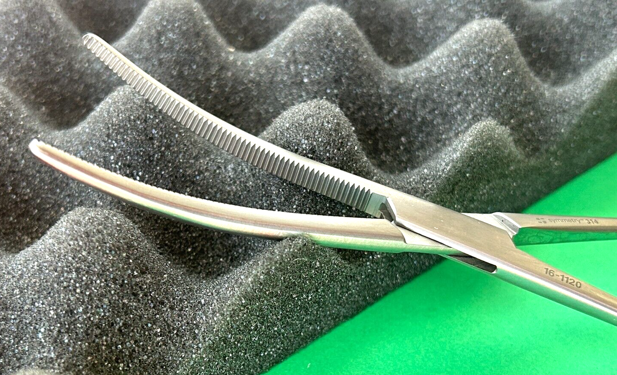 Symmetry Surgical 8" Curved Hemostatic Forceps, Serrated