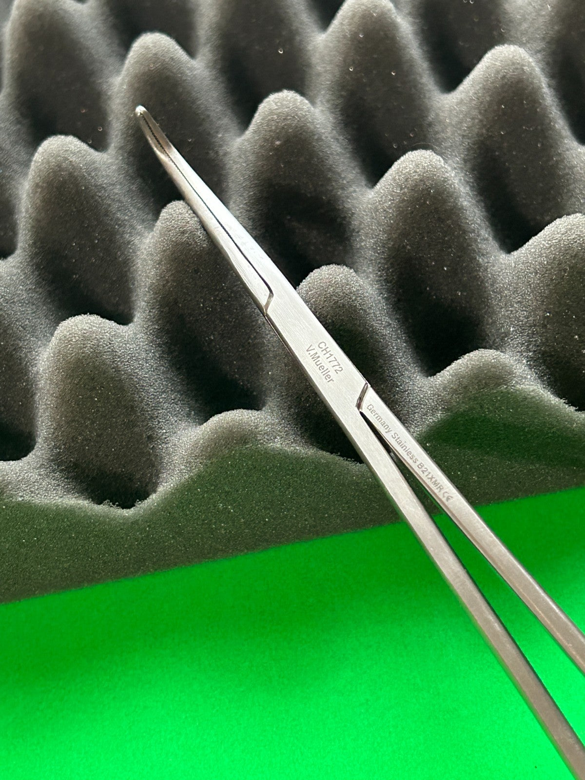 V. Mueller CH1772 ARTERY OCHSNER FORCEPS RT ANGLE 9 1/4"