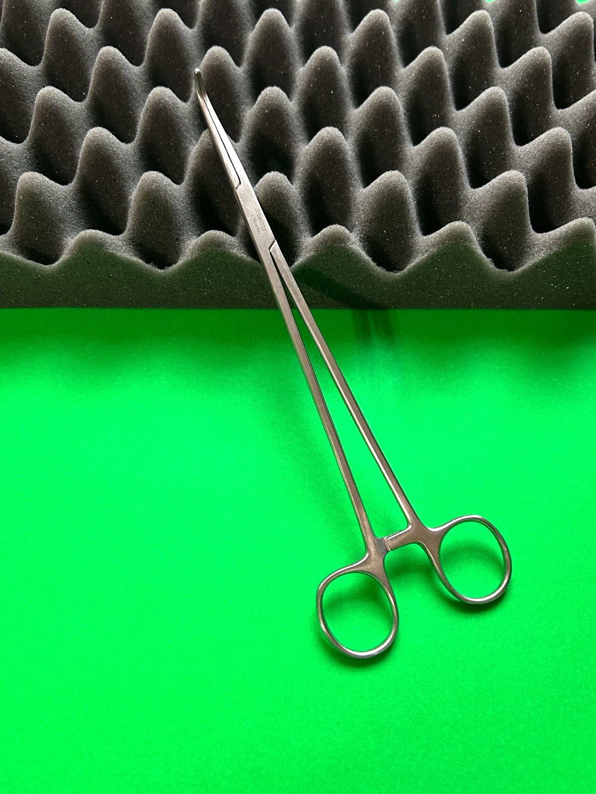V. Mueller CH1772 ARTERY OCHSNER FORCEPS RT ANGLE 9 1/4"