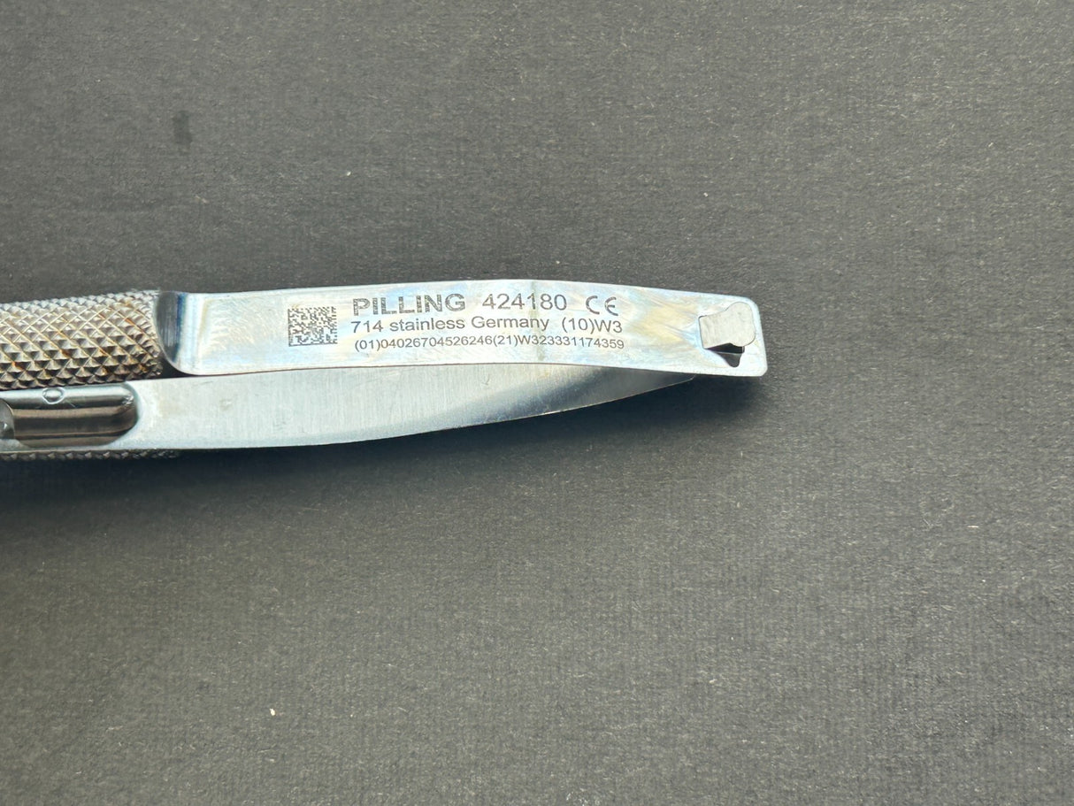 Pilling 424180 Barraquer Needle Holder, Delicate, Curved, w/ Lock, Smooth