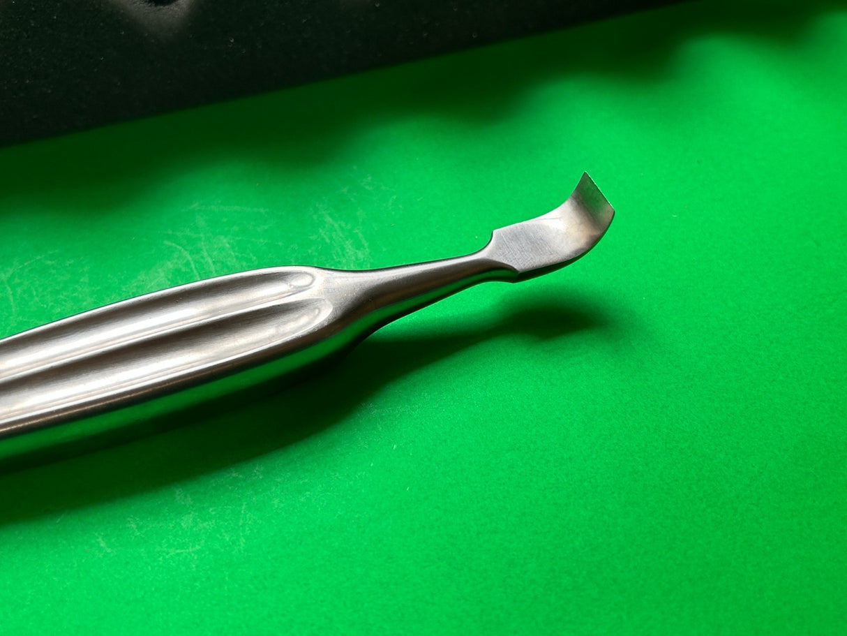 V. Mueller CH-90-T Retractor