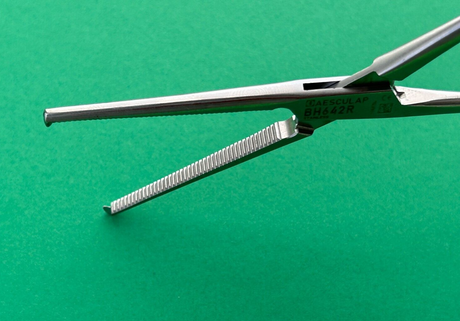 Aesculap Kocher-Ochsner Hemostatic Clamp, Straight 1x2 Teeth 6-1/4", Serrated