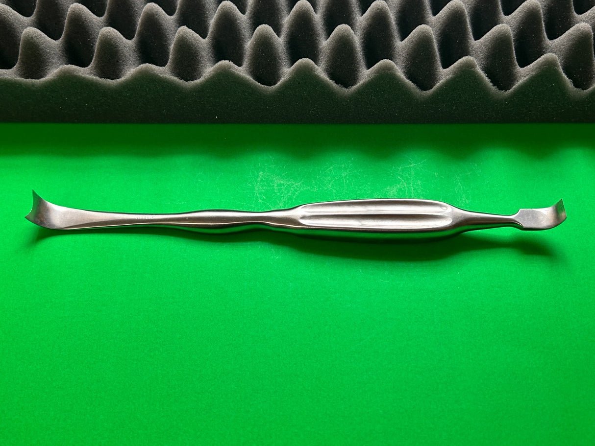 V. Mueller CH-90-T Retractor