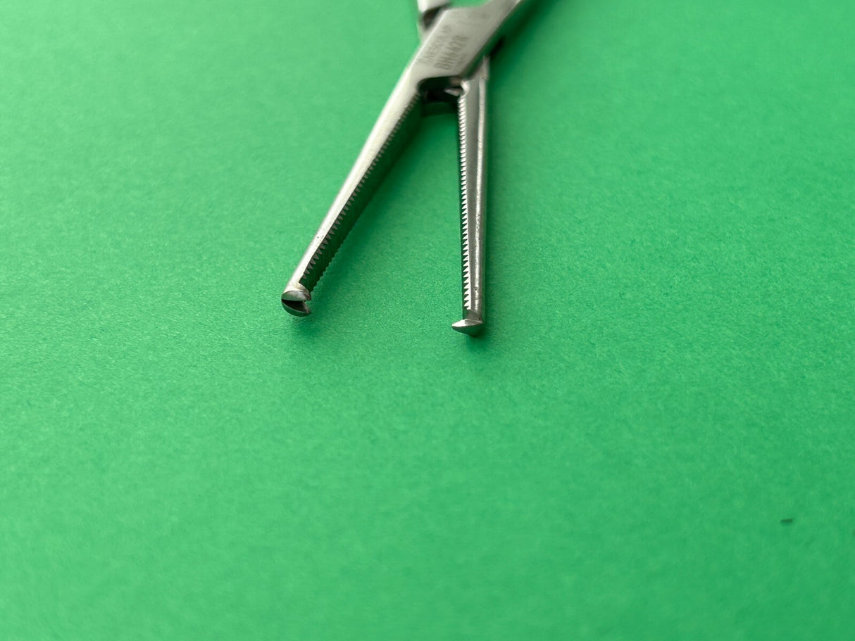 Aesculap Kocher-Ochsner Hemostatic Clamp, Straight 1x2 Teeth 6-1/4", Serrated