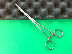 Symmetry Surgical 8" Curved Hemostatic Forceps, Serrated