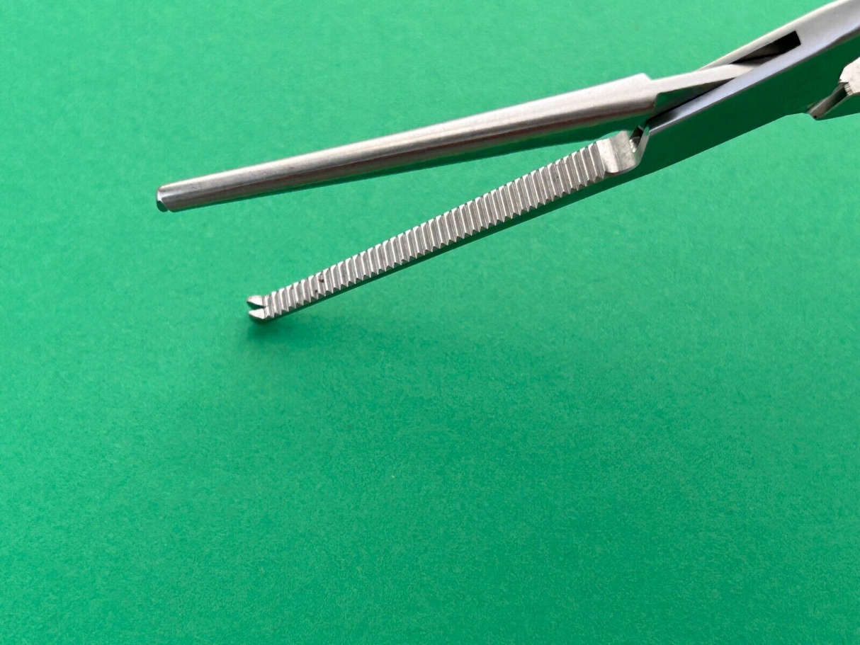 Aesculap Kocher-Ochsner Hemostatic Clamp, Straight 1x2 Teeth 6-1/4", Serrated