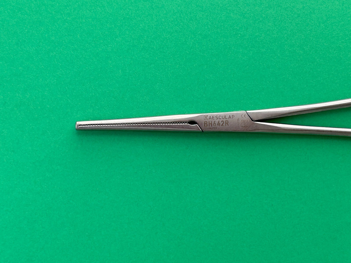 Aesculap Kocher-Ochsner Hemostatic Clamp, Straight 1x2 Teeth 6-1/4", Serrated