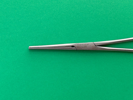 Aesculap Kocher-Ochsner Hemostatic Clamp, Straight 1x2 Teeth 6-1/4", Serrated