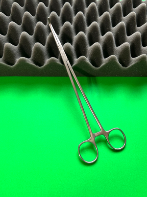 V. Mueller CH1772 ARTERY OCHSNER FORCEPS RT ANGLE 9 1/4"