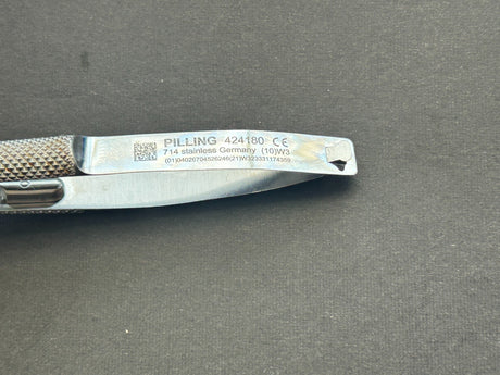 Pilling 424180 Barraquer Needle Holder, Delicate, Curved, w/ Lock, Smooth