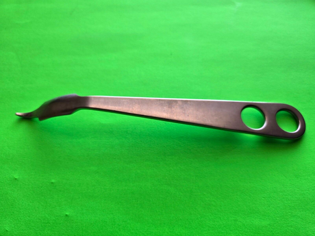 Zimmer 399.21 Surgical Hohmann Retractor Size 18mm Width Long Narrow Tip