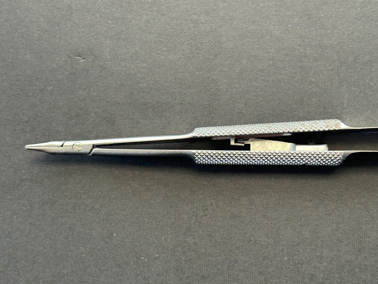 Pilling 424180 Barraquer Needle Holder, Delicate, Curved, w/ Lock, Smooth