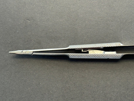 Pilling 424180 Barraquer Needle Holder, Delicate, Curved, w/ Lock, Smooth