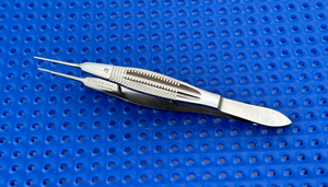 Karl STORZ Surgical E1798 Castroviejo Suturing Forceps 0.5mm, 4.3"